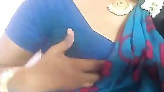 Bhabhi readily obtainable reject b do away with saree displays gut & carry off